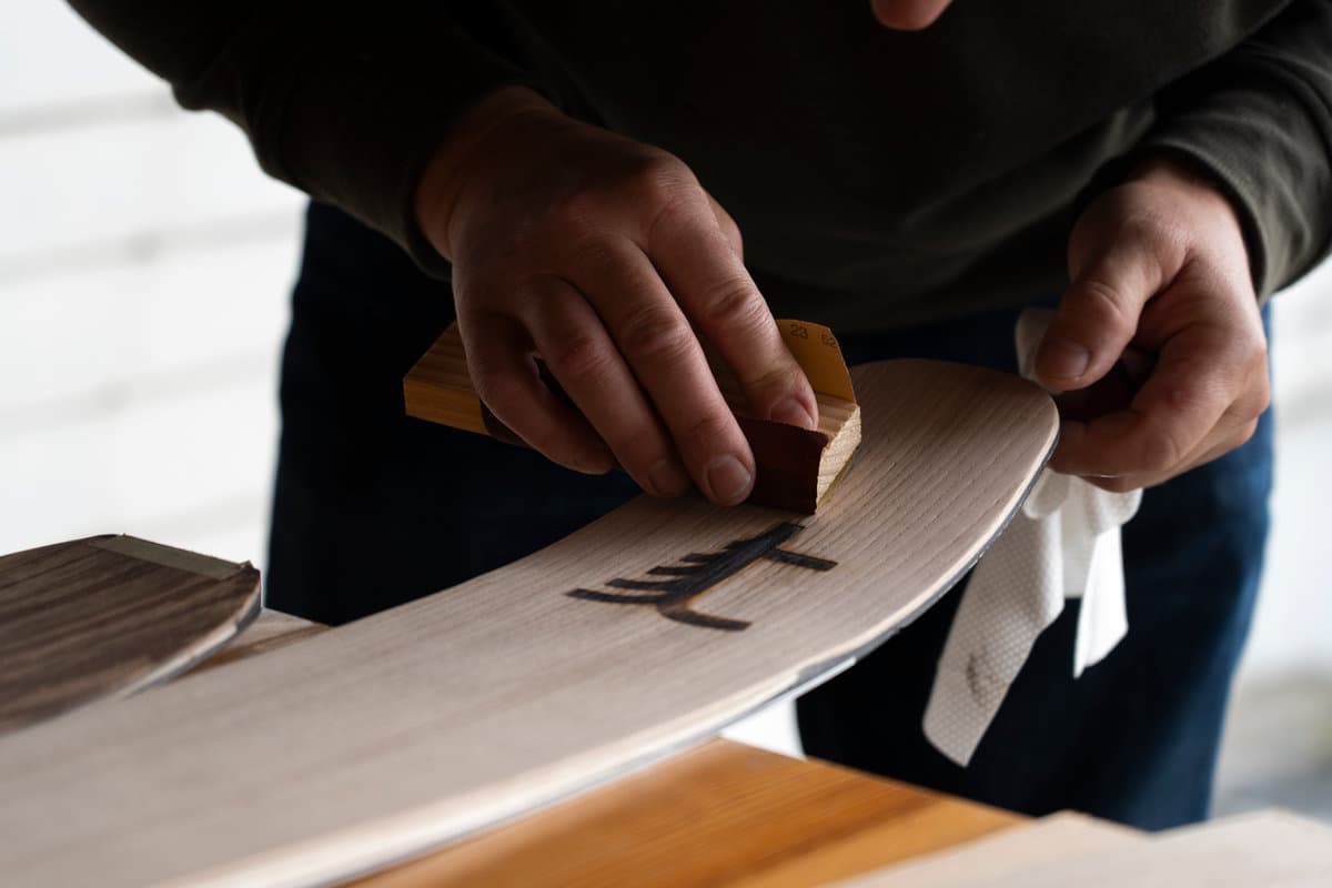 Fabrication de skis dans l'atelier TANNE